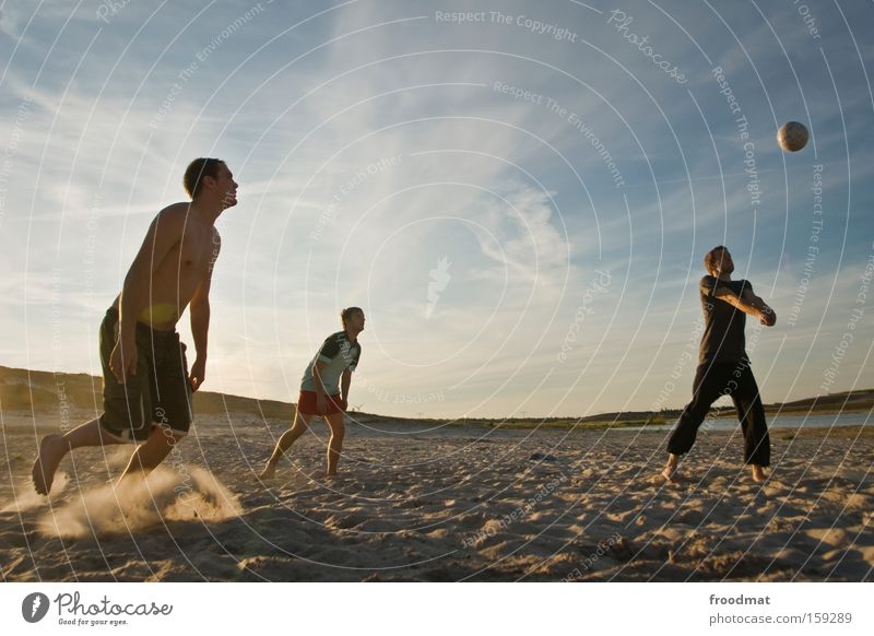 der ball ist rund Silhouette Sand Ball Sonne Gegenlicht Jugendliche Coolness Wärme sportlich Spielen Sonnenuntergang Volleyball springen Mann Barfuß Spannung