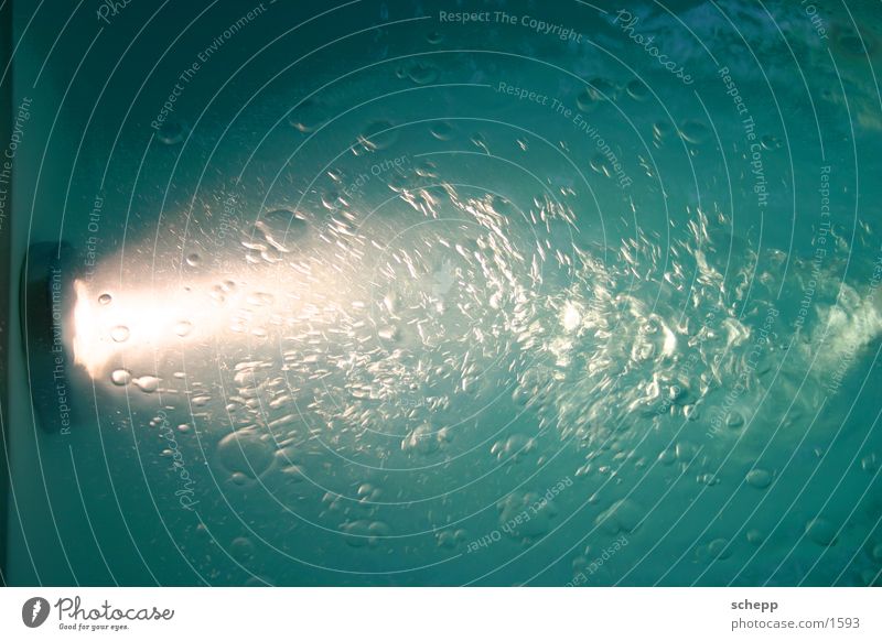 sprudelstrudel Badewanne Whirlpool Licht Häusliches Leben Wasser bubble blasen blau