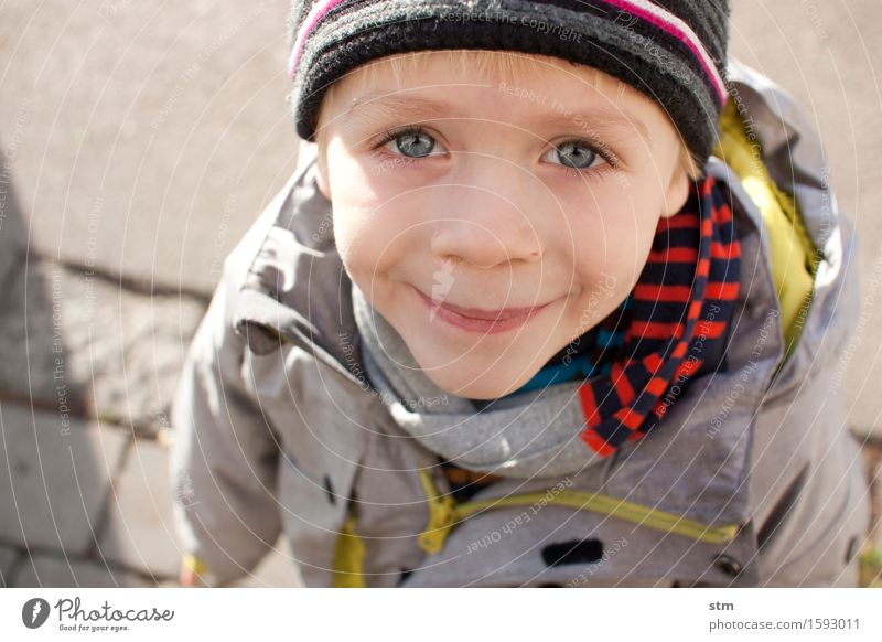 Kleiner Junge lächelt Freizeit & Hobby Mensch maskulin Kind Kleinkind Familie & Verwandtschaft Kindheit Leben Kopf Gesicht Auge 1 3-8 Jahre Jacke Schal Mütze