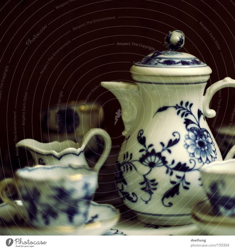 Teeservice auf dunklem Hintergrund Tasse Geschirr Porzellan Stil Geschmackssinn ruhig Gelassenheit zerbrechlich Vergangenheit genießen Kunst Kunsthandwerk