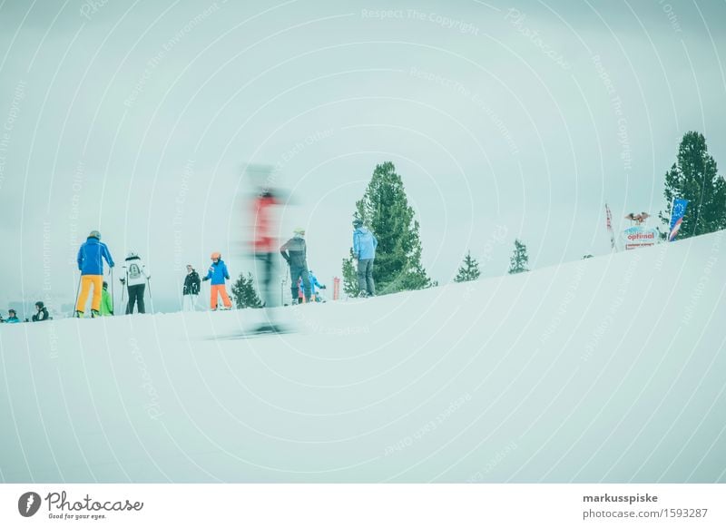 skifahrer im zillertal Lifestyle sportlich Fitness Freizeit & Hobby Winter Schnee Winterurlaub Berge u. Gebirge Sport Skifahren Skier Snowboard Skipiste