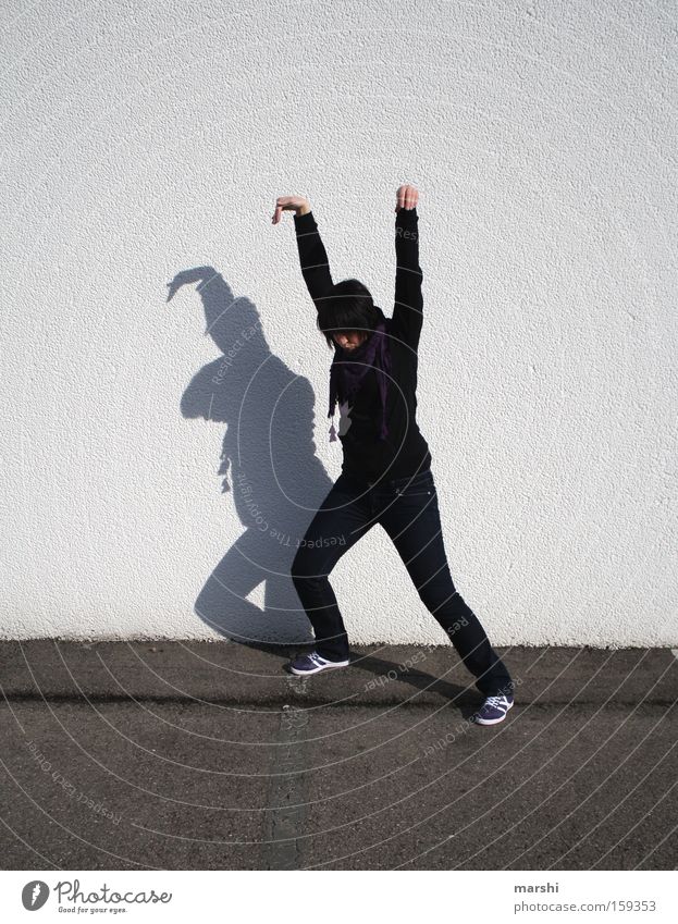 Kung Fu für Anfänger Kampfsport kämpfen Angriff Straße Straßenkunst Schatten lustig Freude Konzentration Spielen Verkehrswege Gesichtsausdruck Turnen Aggression