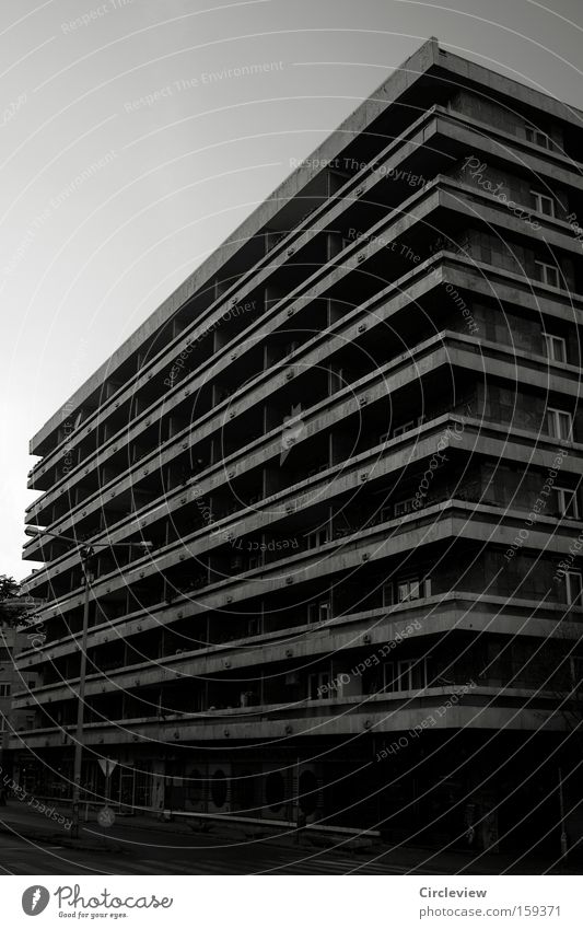 quergestreift macht dick Haus Neubau Budapest Balkon Einsamkeit unterbelichtet Hochhaus Lebensraum Häusliches Leben Stadt Plattenbau