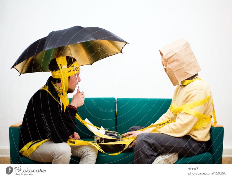 Trash 500 Sofa sprechen Mann Erwachsene Schauspieler Regenschirm hässlich trashig Freude Fröhlichkeit selbstbewußt Kommunizieren Kontakt Konzentration