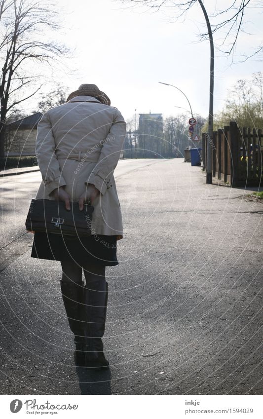 Remix | Spurensucherin Lifestyle Frau Erwachsene Leben Körper Rücken 1 Mensch Stadt Stadtrand Fußgänger Straße Mantel Tasche Hut gehen Gefühle Stimmung