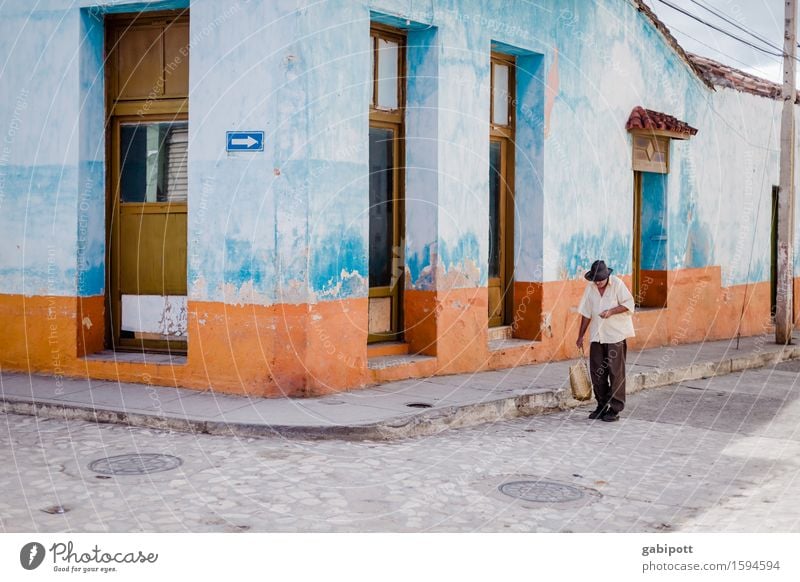 Kuba kaufen Ferien & Urlaub & Reisen Tourismus Abenteuer Ferne Stadt Altstadt Haus Mauer Wand Fassade Tür alt authentisch Fröhlichkeit trashig trist blau orange