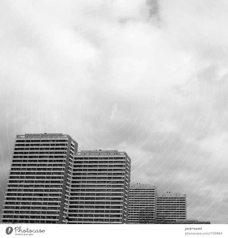 kuscheln in Marzipanien Haus Wolken schlechtes Wetter Marzahn-Hellersdorf Hochhaus Fassade Beton Plattenbau Reihe hintereinander Block DDR Schwarzweißfoto