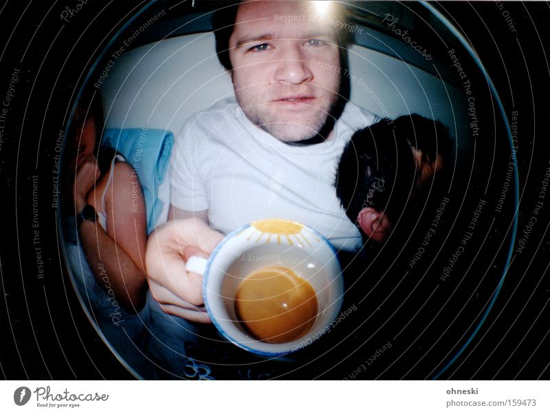 Käffchen? Kaffee Tasse Mann Bett Frühstück verkatert Sonne Fischauge Lomografie trinken