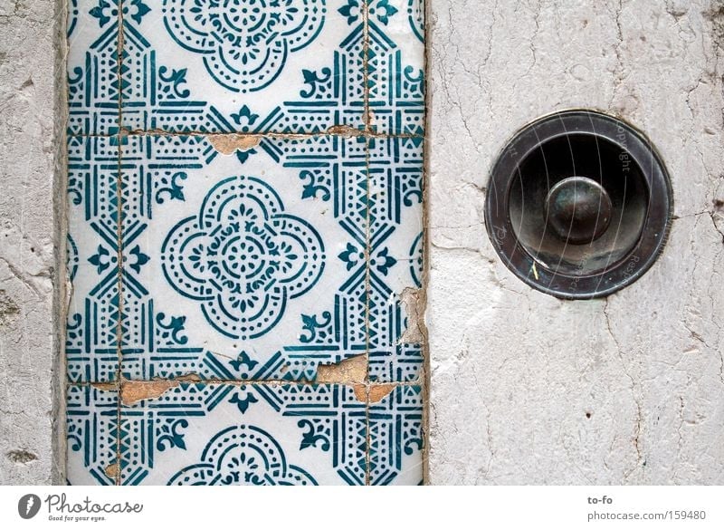 Azulejos Fliesen u. Kacheln Lissabon Portugal Eingang Fassade Haus Klingel Handwerk Detailaufnahme Europa