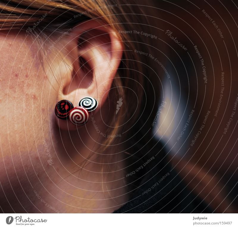 Mit Ohrringen hört man besser. hören Kreis Ring Schmuck Mädchen Frau Detailaufnahme Haare & Frisuren rund Jugendliche Kopf schwarz Schnecke Spirale Reichtum