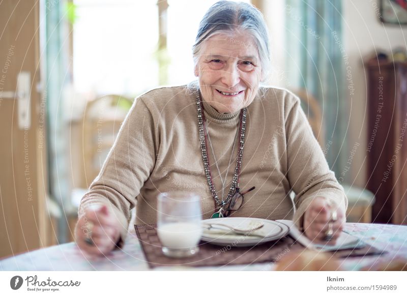 zufriedene Seniorin hat aufgegessen Mittagessen Essen aufessen Mahlzeit Ernährung feminin Großmutter 1 Mensch 60 und älter alt Glück lecker Fürsorge