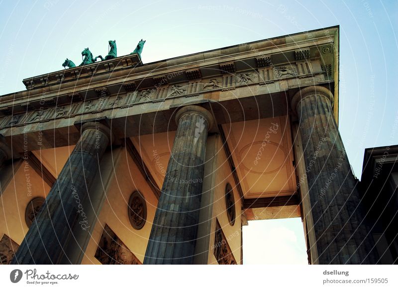 Teilansicht Brandenburger Tor von unten nach oben Berlin Hauptstadt Sommer Überstrahlung Licht Reiter Wagen Pferd Statue Denkmal monumental Wahrzeichen