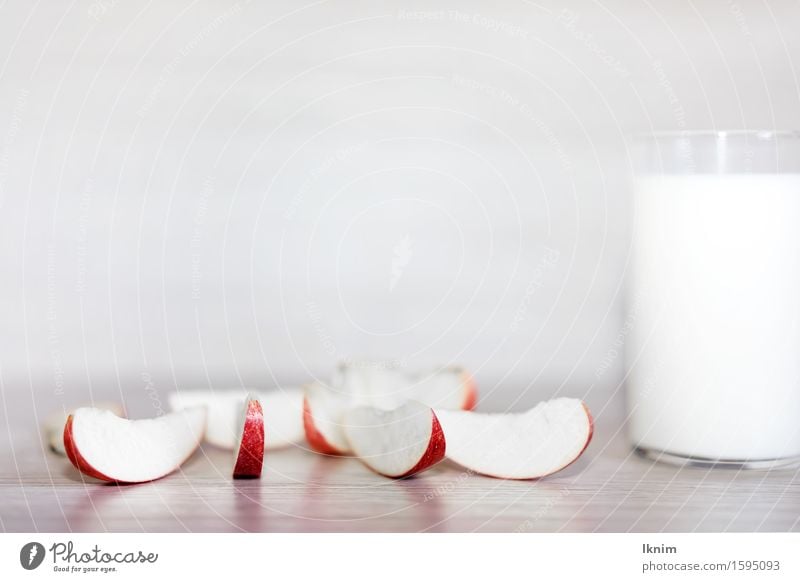 gesundes Frühstück, kalorienarm Milcherzeugnisse Apfel Apfelstückchen Apfelstücken Teile u. Stücke Milchglas Diät Gesundheit Gesunde Ernährung start in den tag