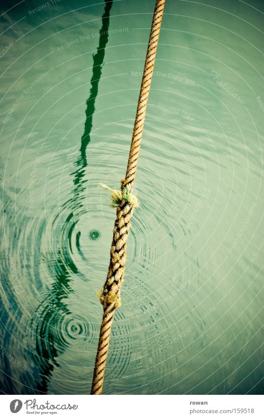 tautropfen Seil Wassertropfen Wasserfahrzeug Schifffahrt Verbindung diagonal Schatten Kreis konzentrisch Meer See