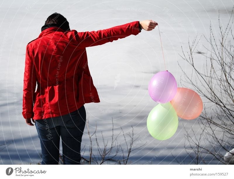 Abschied Luftballon Wasser See Frau Ferne Trauer rot ruhig Einsamkeit mehrfarbig Natur Vergänglichkeit Verzweiflung Küste balloon