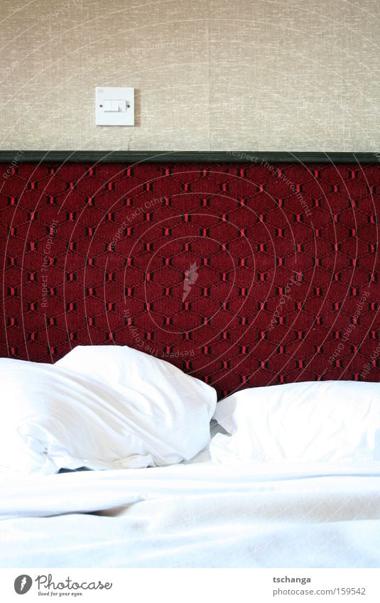 London Hotel Lichtschalter Wand Bett Kissen schlafen Wärme Raum ruhig Schlafzimmer Ruhestand Decke Kopfkissen