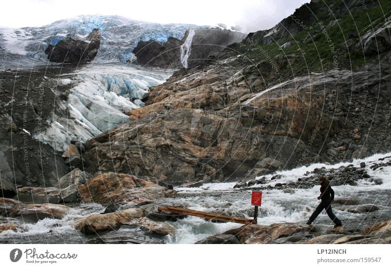 auf'n Sprung Gletscher Eis Frau springen blau Norwegen wandern Ferien & Urlaub & Reisen Stein Berge u. Gebirge Wasser bedrohlich Schnee rot