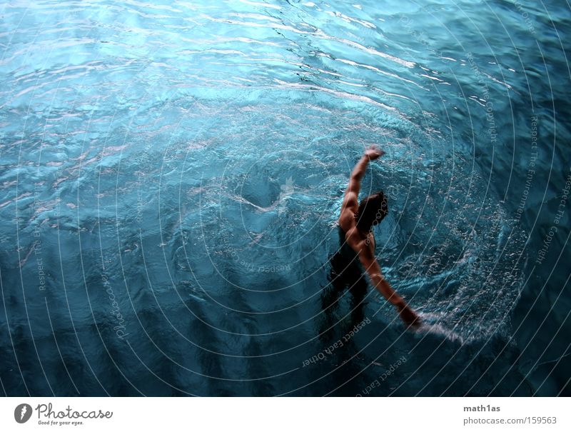 Wasserbändiger Schwimmbad Wasserwirbel Mann blau türkis braun nass Sport Spielen wasserdämon Muskulatur