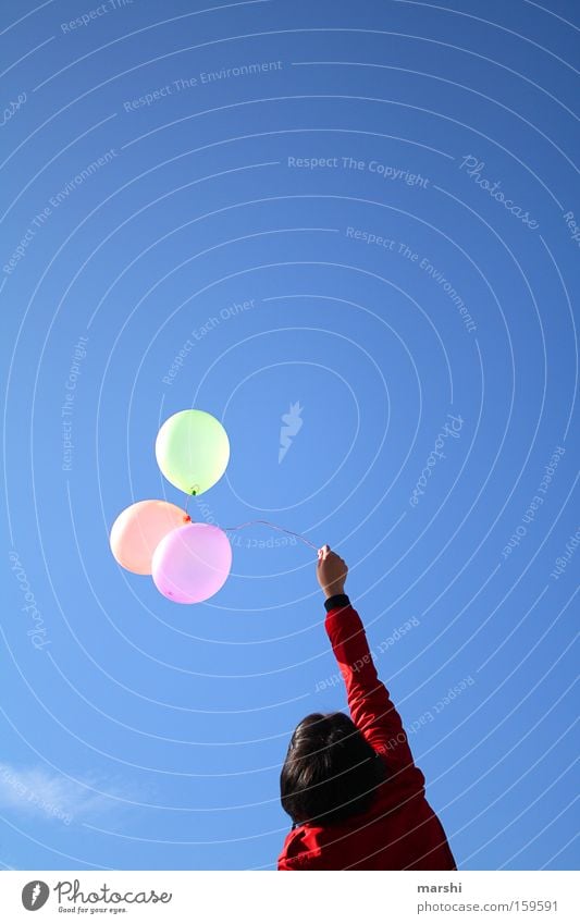 Lass sie steigen ... Luftballon Himmel blau Freiheit frei loslassen Geburtstag Freude Sommer Frau aufwärts sky