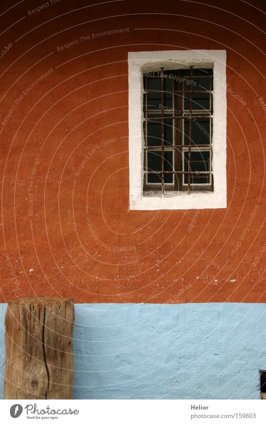 Einbruchsicher??? Fenster Gitter Wand blau Rost rot weiß Holz Sicherheit Rahmen Stabilität mehrfarbig ländlich Landwirtschaft Haus Detailaufnahme