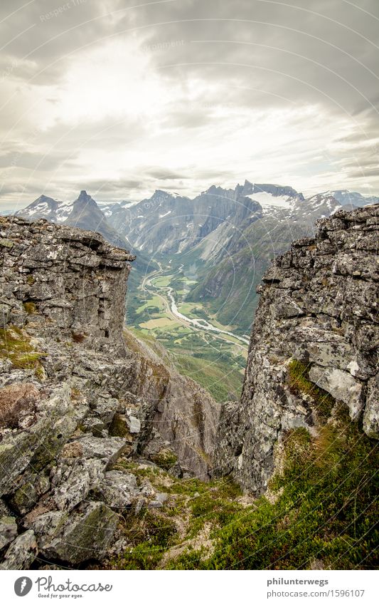 Norwegian Canyon Umwelt Natur Landschaft Pflanze Klima schlechtes Wetter Unwetter Wind Hügel Felsen Alpen Berge u. Gebirge Gipfel Schneebedeckte Gipfel