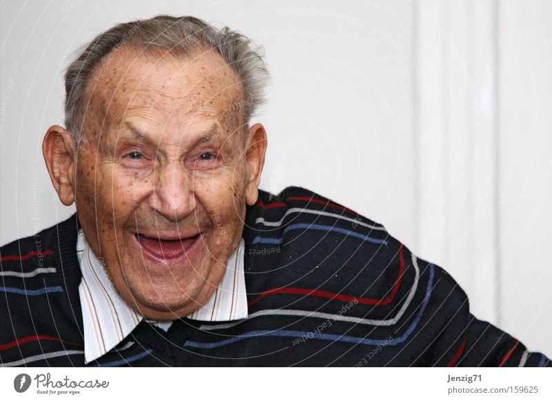 Lach doch! Mann lachen Gesicht Großvater alt Freude Senior Glück Seniorenpflege