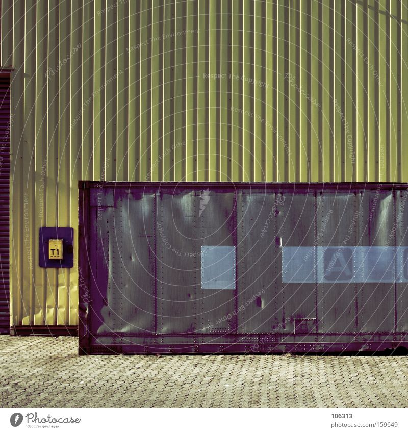 Fotonummer 114261 Arbeit & Erwerbstätigkeit Arbeitsplatz Baustelle Fabrik Industrie Metall gelb grau Wand Anweisung Dinge Stillleben Container Rechteck