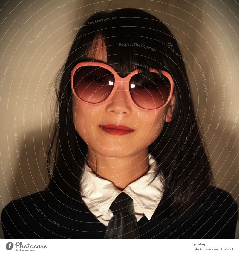 Darf's sonst noch was sein? Frau Porträt Sonnenbrille trashig Freundlichkeit schön selbstbewußt rosa Stil Dienstleistungsgewerbe Asien rosarote Brille Mode