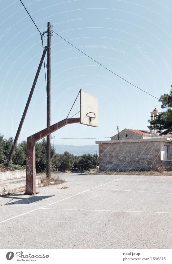 Let's do it -II- Basketball Basketballkorb Basketballplatz Kreta Dorf Menschenleer Beton warten heiß kaputt trist Langeweile Einsamkeit Resignation Armut