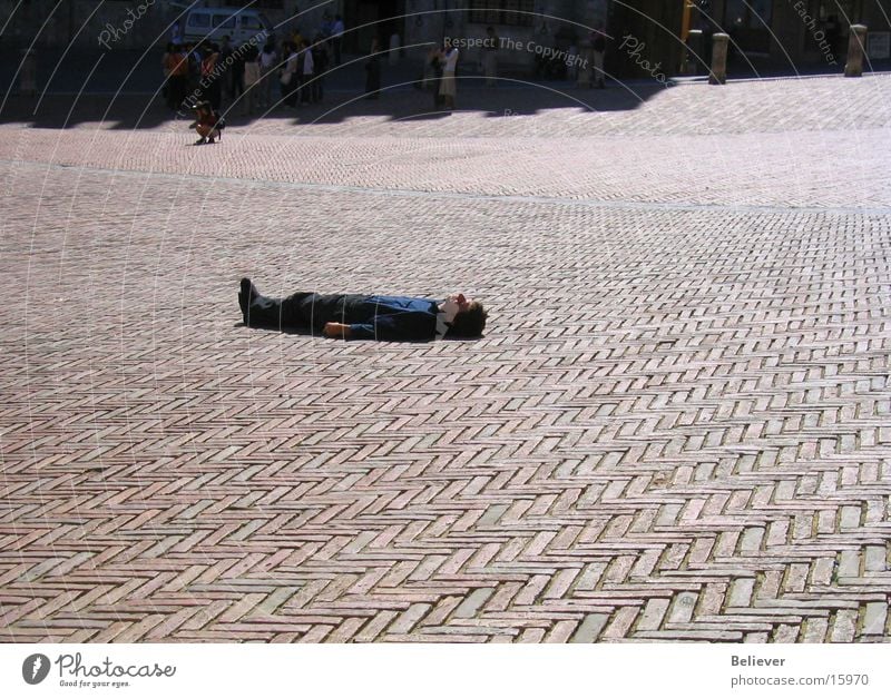 man on a floor Mann liegen Lucca Sommer Platz Einsamkeit einzeln Bodenbelag Sonne