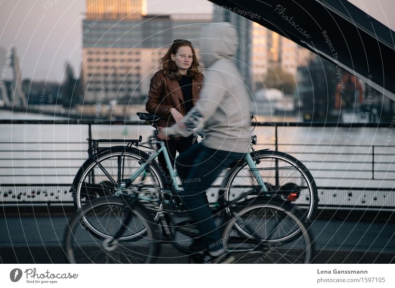 Zwei Fahrradfahrer- Still und in Bewegung sportlich ruhig Ferien & Urlaub & Reisen Tourismus Sightseeing Städtereise Fahrradfahren Feierabend Mensch feminin