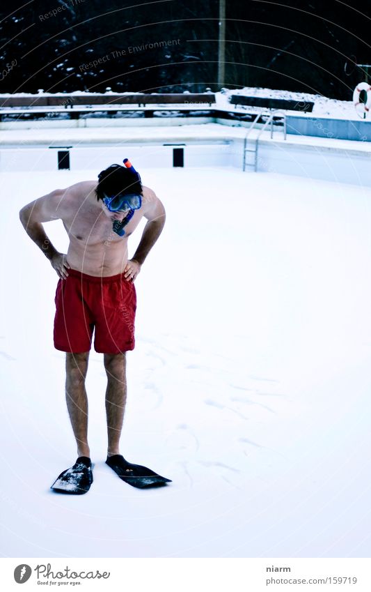 bruno wundert sich Winter tauchen Schwimmen & Baden Tauchgerät Eis deplatziert erstaunt staunen Badehose Schnee kalt ratlos falsch Schwimmhilfe frieren Freude