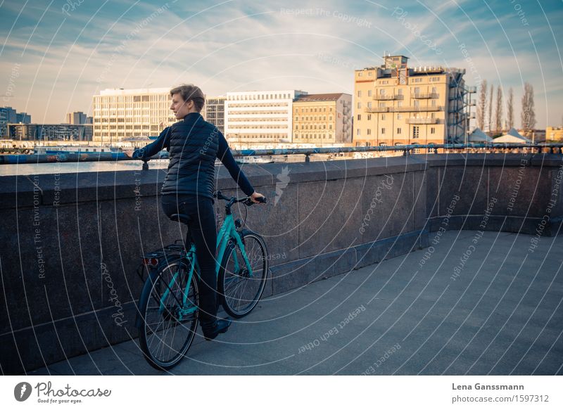 Blick von der Oberbaumbrücke sportlich Fitness Erholung Fahrrad Feierabend Mensch feminin Junge Frau Jugendliche Erwachsene 30-45 Jahre Wolken Schönes Wetter