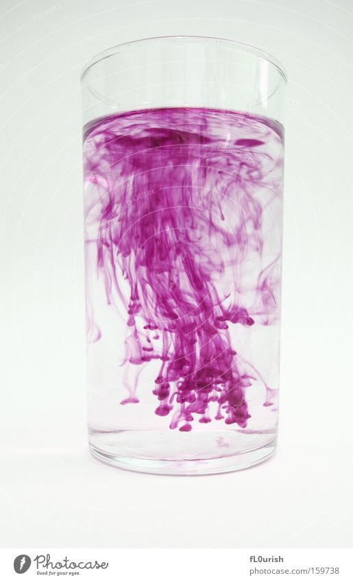 Diffusion Tinte Wasser Glas Wasserglas violett weiß Farbe Flüssigkeit Bewegung ästhetisch schön Physik diffusion