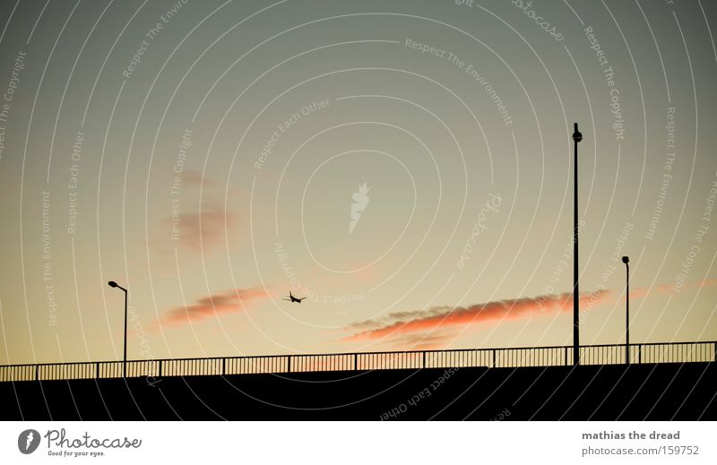 AUF UND DAVON Himmel Dämmerung Sonnenuntergang schön ästhetisch Idylle Natur Laterne Zaun Silhouette schwarz Wolken rosa Flugzeug Ferien & Urlaub & Reisen