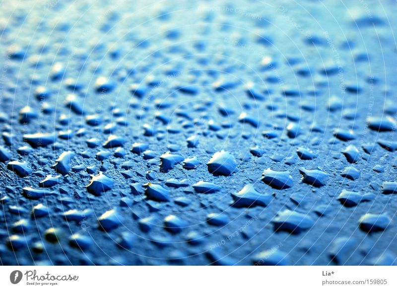 liquid Farbfoto Nahaufnahme Makroaufnahme Strukturen & Formen Schwache Tiefenschärfe Wasser Wassertropfen Regen Metall Flüssigkeit frisch nass blau knallig