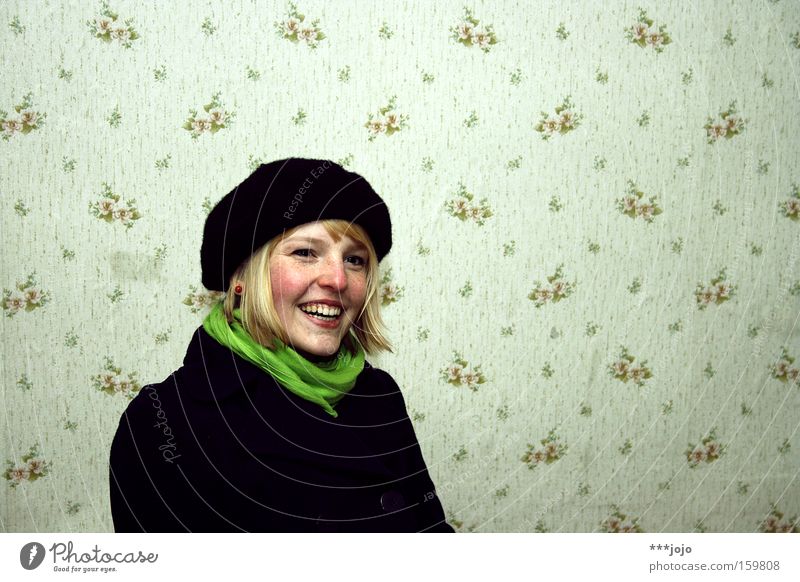 a.n.n.a. [weimar 09] Frau blond Mütze schwarz grün schön Tapete lachen Freundlichkeit sympathisch Sommersprossen Natur authentisch Mantel Jugendliche
