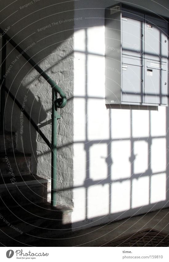 HB09.1 - Begegnungsstätte (classic style) Muster Licht Schatten Silhouette Post Zeitung Zeitschrift Treppe Fenster Briefkasten Kommunizieren blau Treppenhaus