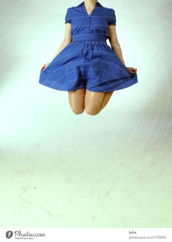Flieg, Mädchen, Flieg springen blau Kleid Freiheit Knie kopflos Frau Beine fliegen Falte