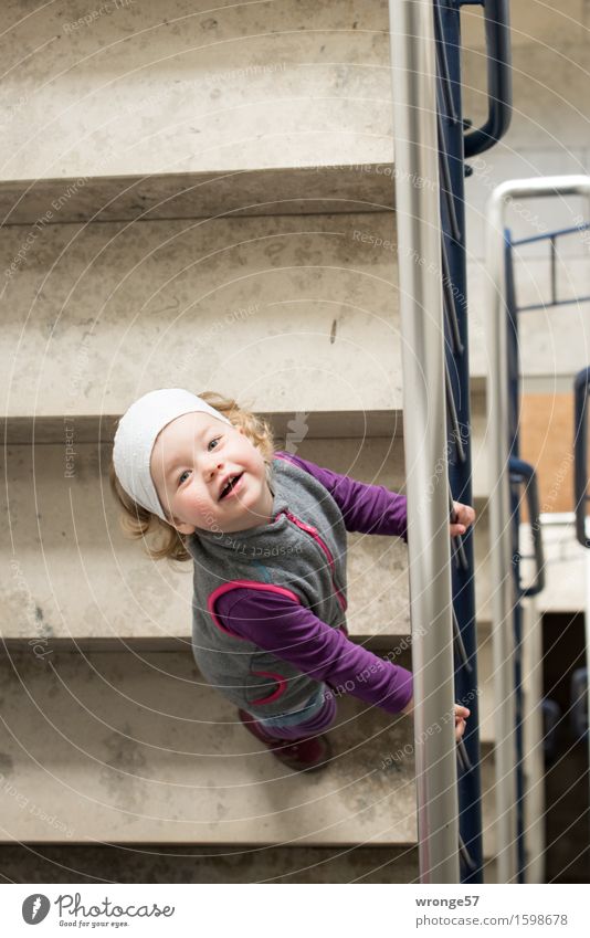 Gleich geschafft Treppenhaus Mensch feminin Kind Kleinkind Mädchen 1 1-3 Jahre Freundlichkeit braun grau violett weiß Fröhlichkeit aufgehen Treppengeländer