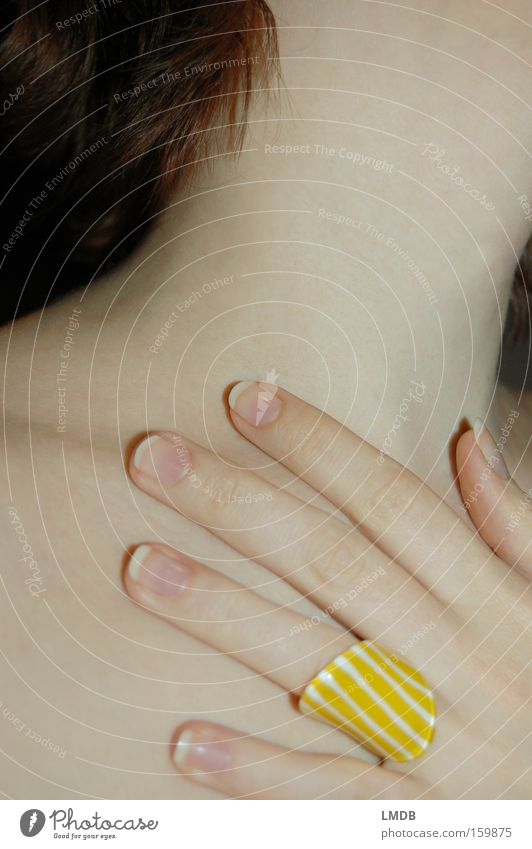 Gelb Schmuck Haut Frau Hand gelb Finger Nagel nackt schön verwundbar Kreis Hals Haare & Frisuren Nahaufnahme Anschnitt