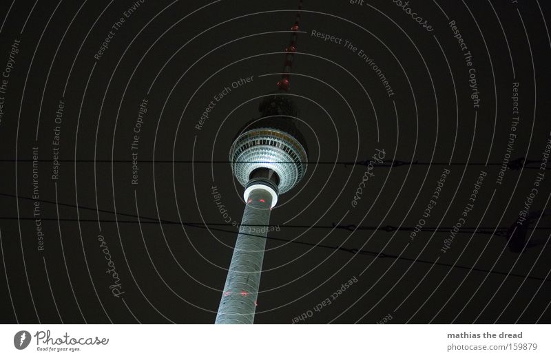 GROßER BRUDER Berliner Fernsehturm Alexanderplatz hoch Turm Kugel mystisch schön Nacht schwarz Kabel dunkel Beleuchtung Wahrzeichen Denkmal