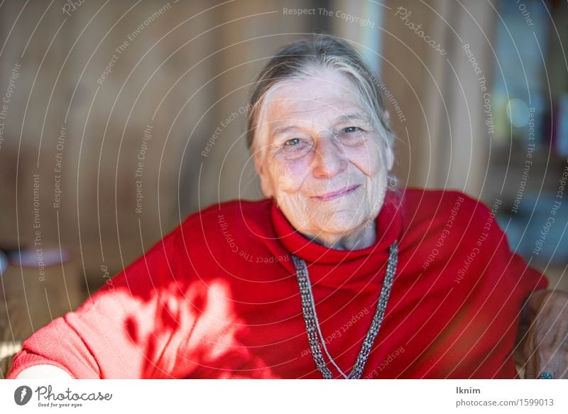 glückliche alte Frau Weiblicher Senior 1 Mensch 60 und älter authentisch Fröhlichkeit Gesundheit Glück Gefühle Zufriedenheit Lebensfreude selbstbewußt dankbar