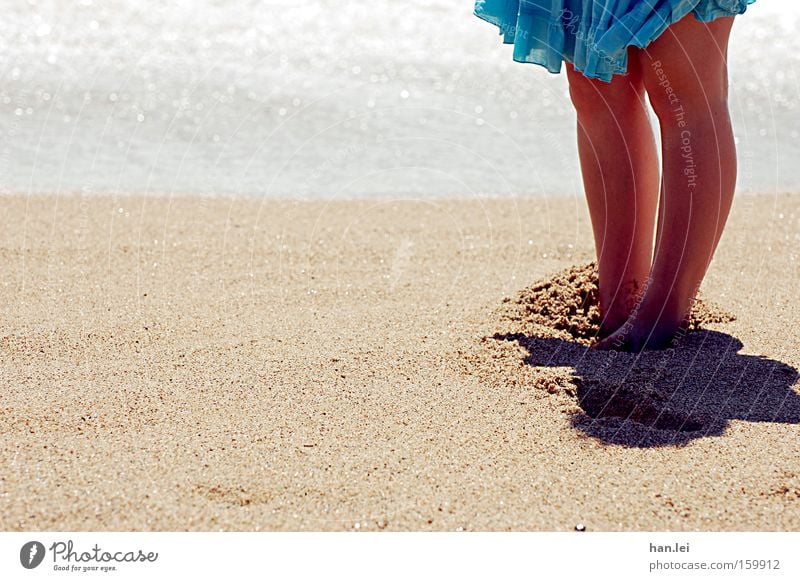 Me gusta la mar, me gustas tú. Strand Meer Sommer Fuß Sand Wellen Beine Rock Barfuß Wärme Wind Spanien Knie Erholung Gesundheit Fußpeeling