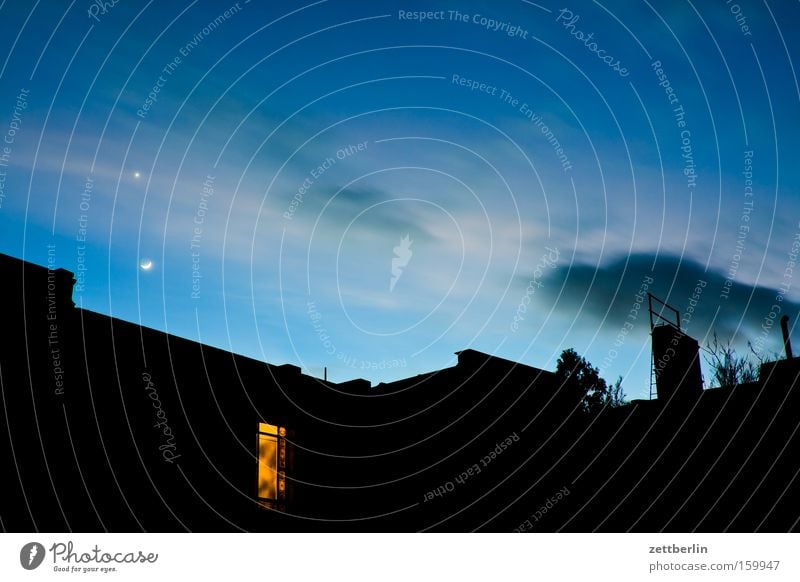 Hinterhof mit Venus und Mond Abend Stern Planet Astronomie Astrologie Haus Dach Nacht Dämmerung Licht Wolken Halbmond Sichelmond Himmel Berlin Sternenhimmel