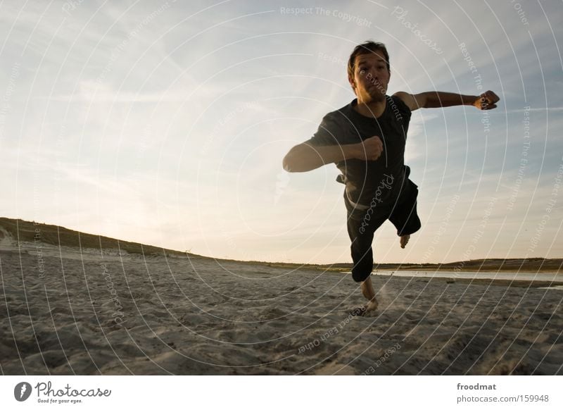 jetzt musst du springen Silhouette Sand Ball Sonne Gegenlicht Jugendliche Coolness Wärme sportlich Spielen Sonnenuntergang Volleyball Mann Barfuß Spannung