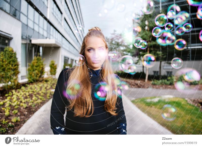Junge Frau mit Seifenblasen in industrieller Umgebung feminin Jugendliche 1 Mensch 18-30 Jahre Erwachsene Park Gebäude Fassade blond langhaarig Dutt fliegen