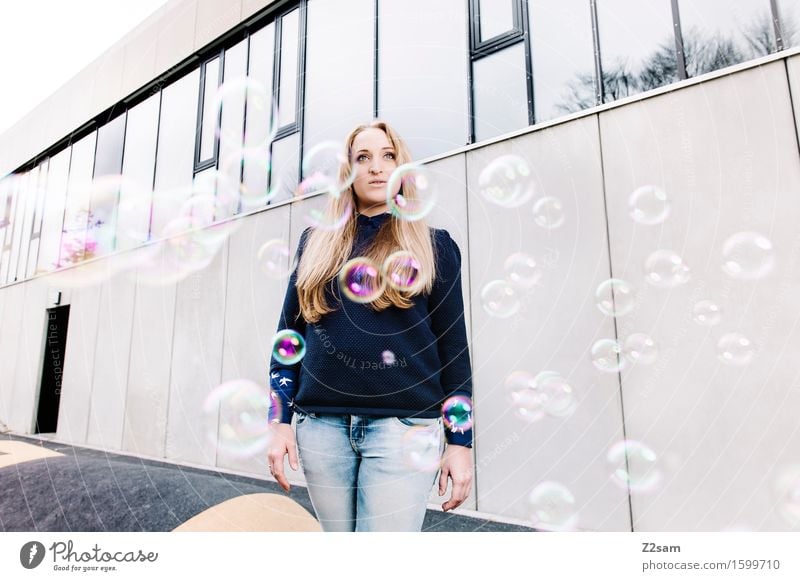 bubble trouble Mensch feminin Frau Erwachsene 1 18-30 Jahre Jugendliche Jeanshose Pullover blond langhaarig stehen Coolness frisch hell einzigartig schön grau