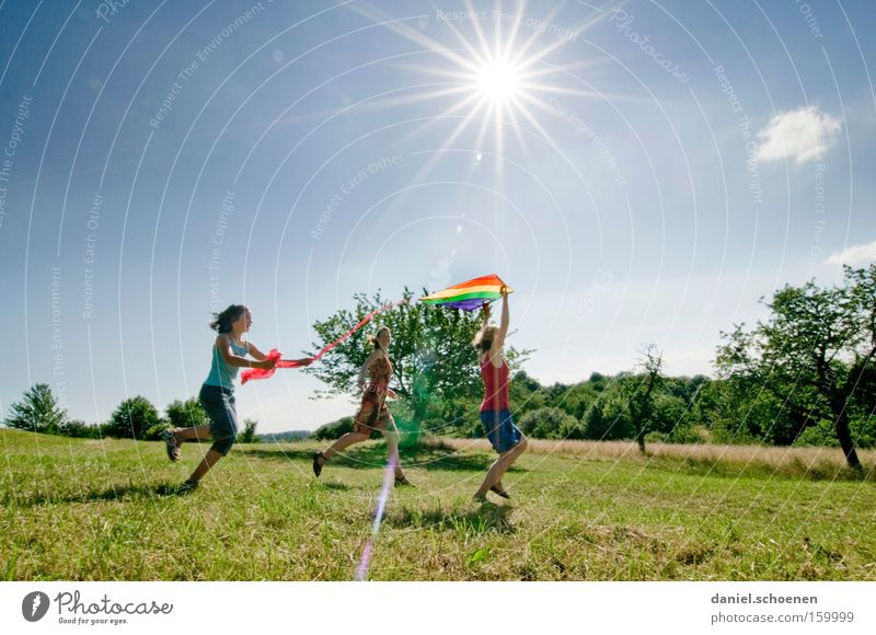 alles wird gut !! Sommer Frühling Bewegung laufen Spielen Sonne Himmel Wiese Sonnenstrahlen Mädchen Kind Kiting Freude Himmelskörper & Weltall