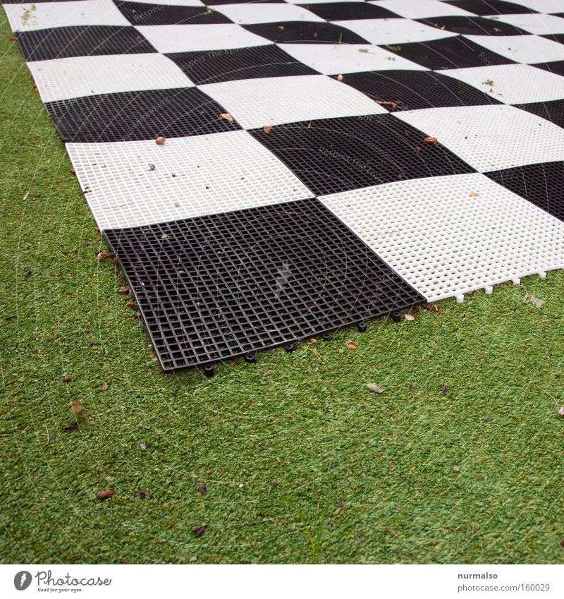 Symmetrie auf Grün Rasen Sportrasen Kunstrasen Spielplatz Schachbrett verzahnt Verbundenheit Muster Kunststoff unnatürlich Tod hässlich Baumarkt Englisch